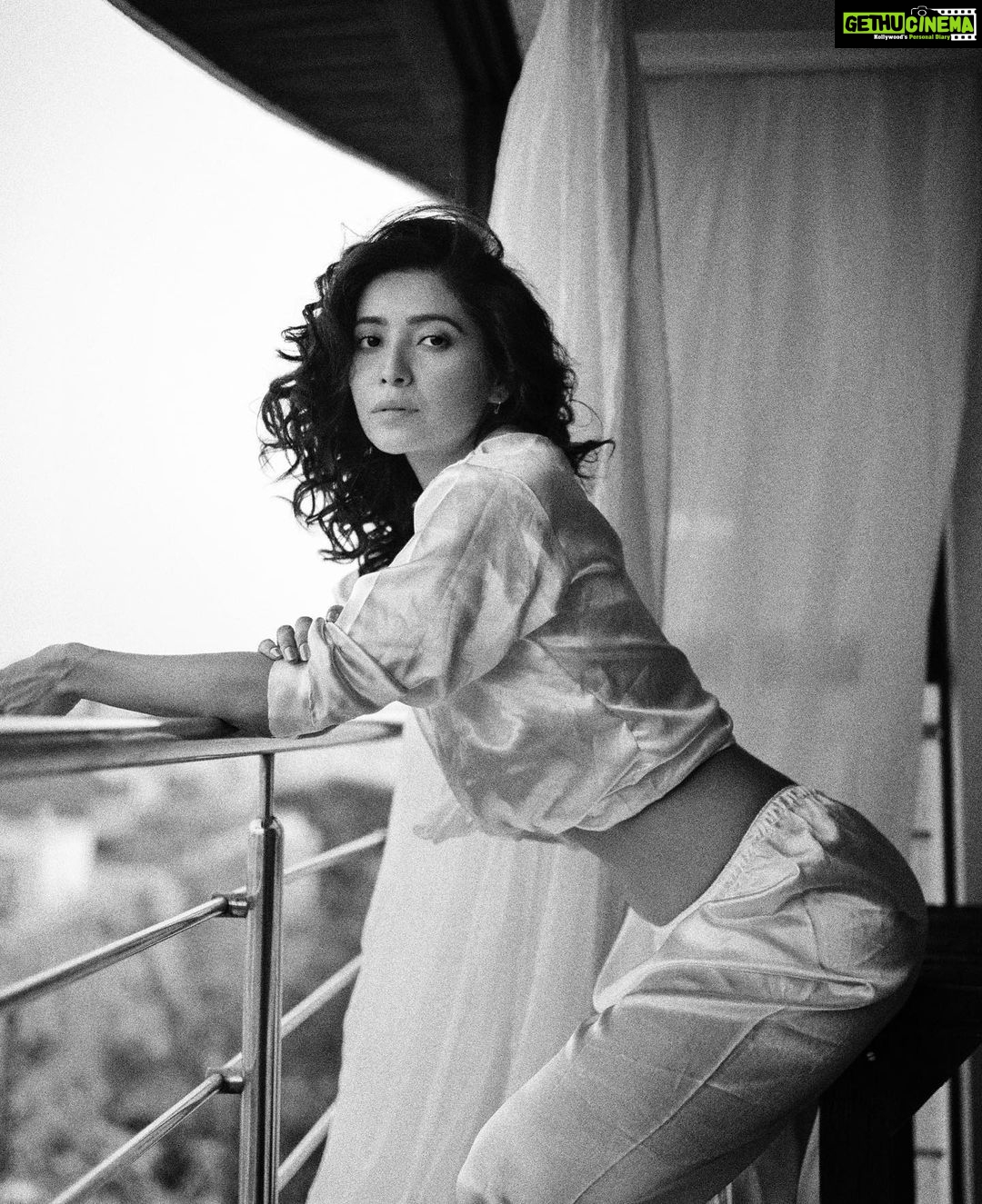 Asha Negi Instagram - For your eyes only..XoXo🤎 . @bharat_rawail @lakshetamodgil @aartigupta5565