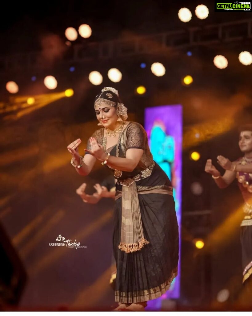 Asha Sharath Instagram - Arangu festival kannur....🙏🙏 Jewellery and Costume: @ashasharathcollections Photography: @sreenesh_thirdeye Choreography: @bijudhwanitarang Makeup: @lushlife_radhu_bridal.makeup