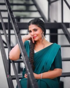 Asha Sharath Instagram - Be happy in this moment of your life ✨️🌼
Photographer: @abinprasad_cherthala 
Designed & Styled by: @krishnaviswam 
Coordinator: @firos_the_stylist
Makeup: @shoshank_makeup