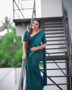 Asha Sharath Instagram - Be happy in this moment of your life ✨️🌼
Photographer: @abinprasad_cherthala 
Designed & Styled by: @krishnaviswam 
Coordinator: @firos_the_stylist
Makeup: @shoshank_makeup