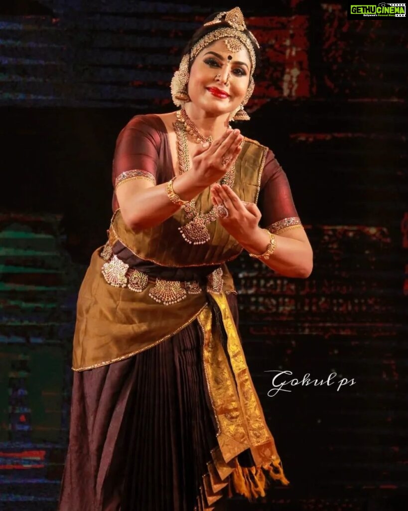 Asha Sharath Instagram - Performance at Changanassery Perunna Sri Subrahamaniya Swamy Temple🙏 📸 @gokul___ps