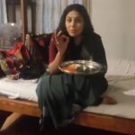 Asha Sharath Instagram - "പച്ച മാങ്ങാ, പച്ച മാങ്ങാ നാട്ടു മാവിലെ മാങ്ങാ...."Break time during shoot🥭