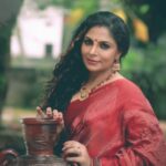 Asha Sharath Instagram - Happiness blooms from within🌺 @mukeshmuralimakeover @jafar_ali_photography