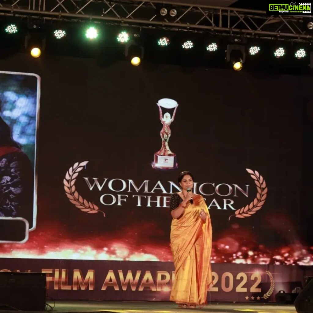 Asha Sharath Instagram - So blessed to receive the " Woman Icon Of The Year Award". It is an honour to receive the award from the great director Sri. Hariharan sir and share the stage with so many legends. Thank you Kerala vision for this award🙏🙏