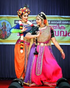 Asha Sharath Instagram - It was so much fun dancing with my daughter as lord Krishna and Radha at Pisharikkal Temple 🙏💙💜💖 #krishna #radha #radhakrishna