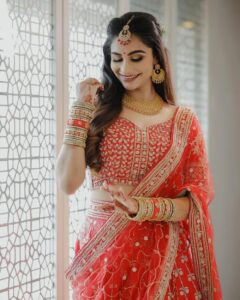 Asha Sharath Instagram - "Time for the bird to leave the nest and soar on to the skies in its pursuit of the new life that awaits it"....my Panku spreading her wings to fly out into her new life😍❤️😘😊🙏🙏. I share my happiness with my friends and wellwishers on this joyous occasion of her wedding engagement 🙏🙏🙏

@uthara.sharath
@jaan_moni_das 
@mukeshmuralimakeover 
@pakyoweddings 
@shabeerzyed_photography 
@bijudhwanitarang