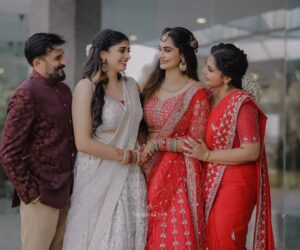Asha Sharath Instagram - "Time for the bird to leave the nest and soar on to the skies in its pursuit of the new life that awaits it"....my Panku spreading her wings to fly out into her new life😍❤️😘😊🙏🙏. I share my happiness with my friends and wellwishers on this joyous occasion of her wedding engagement 🙏🙏🙏

@uthara.sharath
@jaan_moni_das 
@mukeshmuralimakeover 
@pakyoweddings 
@shabeerzyed_photography 
@bijudhwanitarang