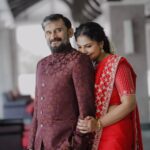 Asha Sharath Instagram - "Time for the bird to leave the nest and soar on to the skies in its pursuit of the new life that awaits it"....my Panku spreading her wings to fly out into her new life😍❤️😘😊🙏🙏. I share my happiness with my friends and wellwishers on this joyous occasion of her wedding engagement 🙏🙏🙏 @uthara.sharath @jaan_moni_das @mukeshmuralimakeover @pakyoweddings @shabeerzyed_photography @bijudhwanitarang