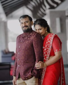 Asha Sharath Instagram - "Time for the bird to leave the nest and soar on to the skies in its pursuit of the new life that awaits it"....my Panku spreading her wings to fly out into her new life😍❤️😘😊🙏🙏. I share my happiness with my friends and wellwishers on this joyous occasion of her wedding engagement 🙏🙏🙏

@uthara.sharath
@jaan_moni_das 
@mukeshmuralimakeover 
@pakyoweddings 
@shabeerzyed_photography 
@bijudhwanitarang