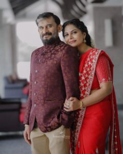 Asha Sharath Instagram - "Time for the bird to leave the nest and soar on to the skies in its pursuit of the new life that awaits it"....my Panku spreading her wings to fly out into her new life😍❤️😘😊🙏🙏. I share my happiness with my friends and wellwishers on this joyous occasion of her wedding engagement 🙏🙏🙏

@uthara.sharath
@jaan_moni_das 
@mukeshmuralimakeover 
@pakyoweddings 
@shabeerzyed_photography 
@bijudhwanitarang