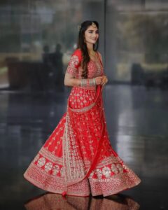 Asha Sharath Instagram - "Time for the bird to leave the nest and soar on to the skies in its pursuit of the new life that awaits it"....my Panku spreading her wings to fly out into her new life😍❤️😘😊🙏🙏. I share my happiness with my friends and wellwishers on this joyous occasion of her wedding engagement 🙏🙏🙏

@uthara.sharath
@jaan_moni_das 
@mukeshmuralimakeover 
@pakyoweddings 
@shabeerzyed_photography 
@bijudhwanitarang