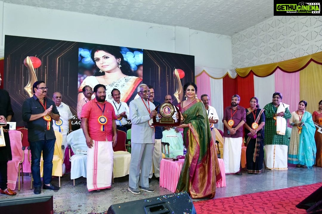 Asha Sharath Instagram - Being honoured with an award in the name of a legend in the cultural field, gives one a sense of achievement. I am very happy in being honoured by one such legend....."The M.S. Subbulakshmi Foundation Chalachitra Pratibha Puraskara". Thanks a lot for this honour. Shall treasure it always ππππ @ashasharathperformingarts @ashasharathkairalikalakendram