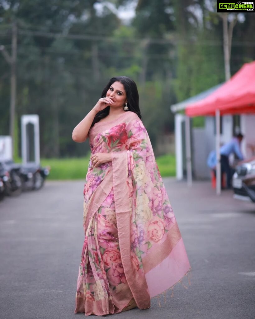 Asha Sharath Instagram - The color of love, hope and joy.💖#pink Designed & Styled by: @krishnaviswam Coordinator: @firos_the_stylist Photography: @abinprasad_cherthala Makeup: @shoshank_makeup