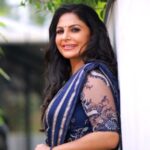 Asha Sharath Instagram – The beauty of a blue saree takes the breath away. Its elegance radiates day or night in any occasion. #bluesareesaason #sareelove #blueisthecolour #durbanstyle
Photographer: @abinprasad_cherthala 
Designed & Styled by: @krishnaviswam 
Coordinator: @firos_the_stylist
Makeup: @shoshank_makeup