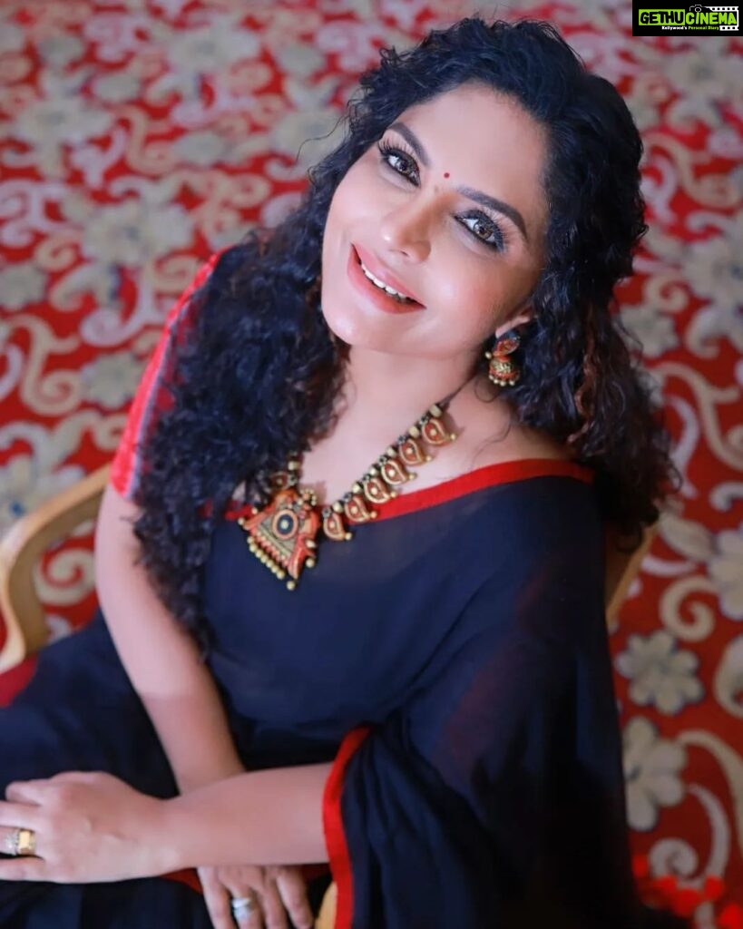 Asha Sharath Instagram - Simplicity never goes out of style. Saree and jewellery : 𝐀𝐬𝐡𝐚 𝐒𝐡𝐚𝐫𝐚𝐭𝐡 𝐂𝐨𝐥𝐥𝐞𝐜𝐭𝐢𝐨𝐧𝐬 📸@abinprasad_cherthala 💄@sijanmakeupartist