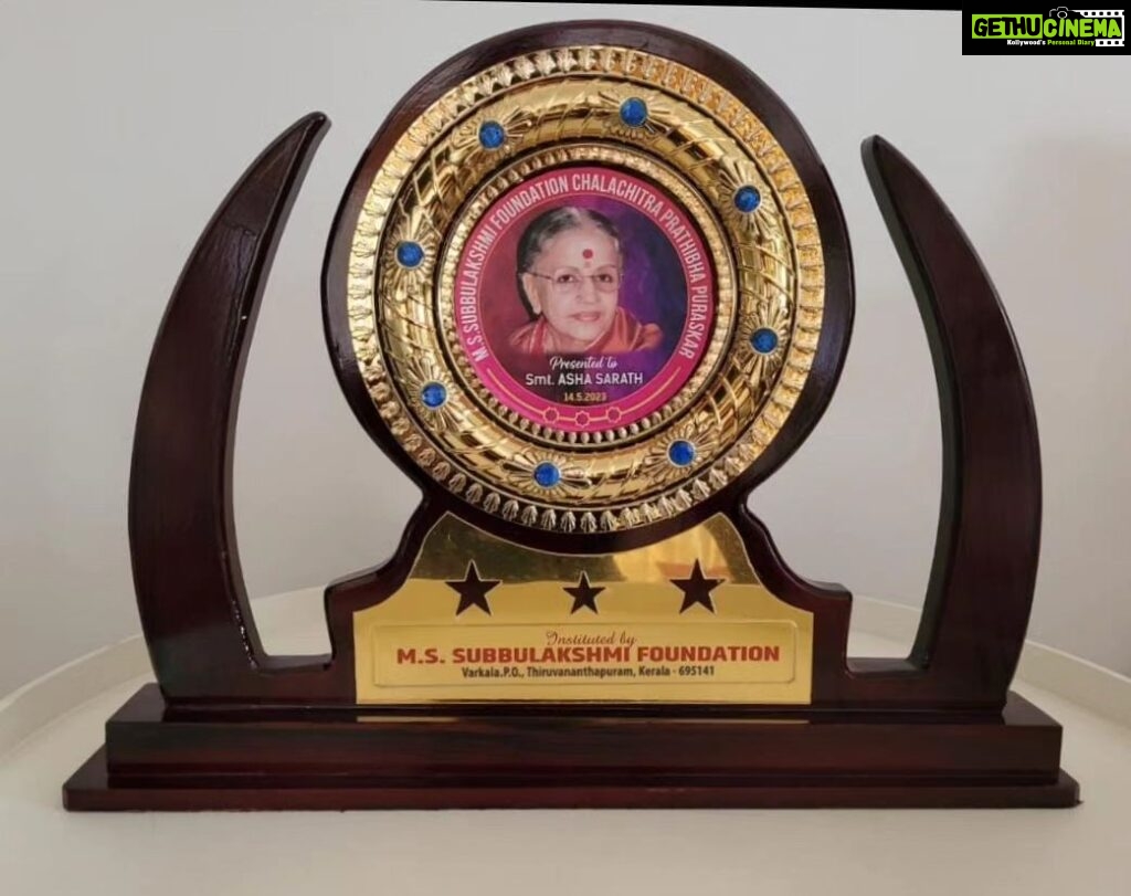 Asha Sharath Instagram - Being honoured with an award in the name of a legend in the cultural field, gives one a sense of achievement. I am very happy in being honoured by one such legend....."The M.S. Subbulakshmi Foundation Chalachitra Pratibha Puraskara". Thanks a lot for this honour. Shall treasure it always 🙏🙏🙏🙏 @ashasharathperformingarts @ashasharathkairalikalakendram