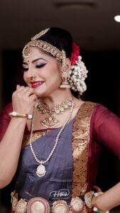 Asha Sharath Instagram - Dance is the joy of movement and heart of life✨️🙏
Costume & Jewellery: @ashasharathcollections
📷 @hi_techwedding_company