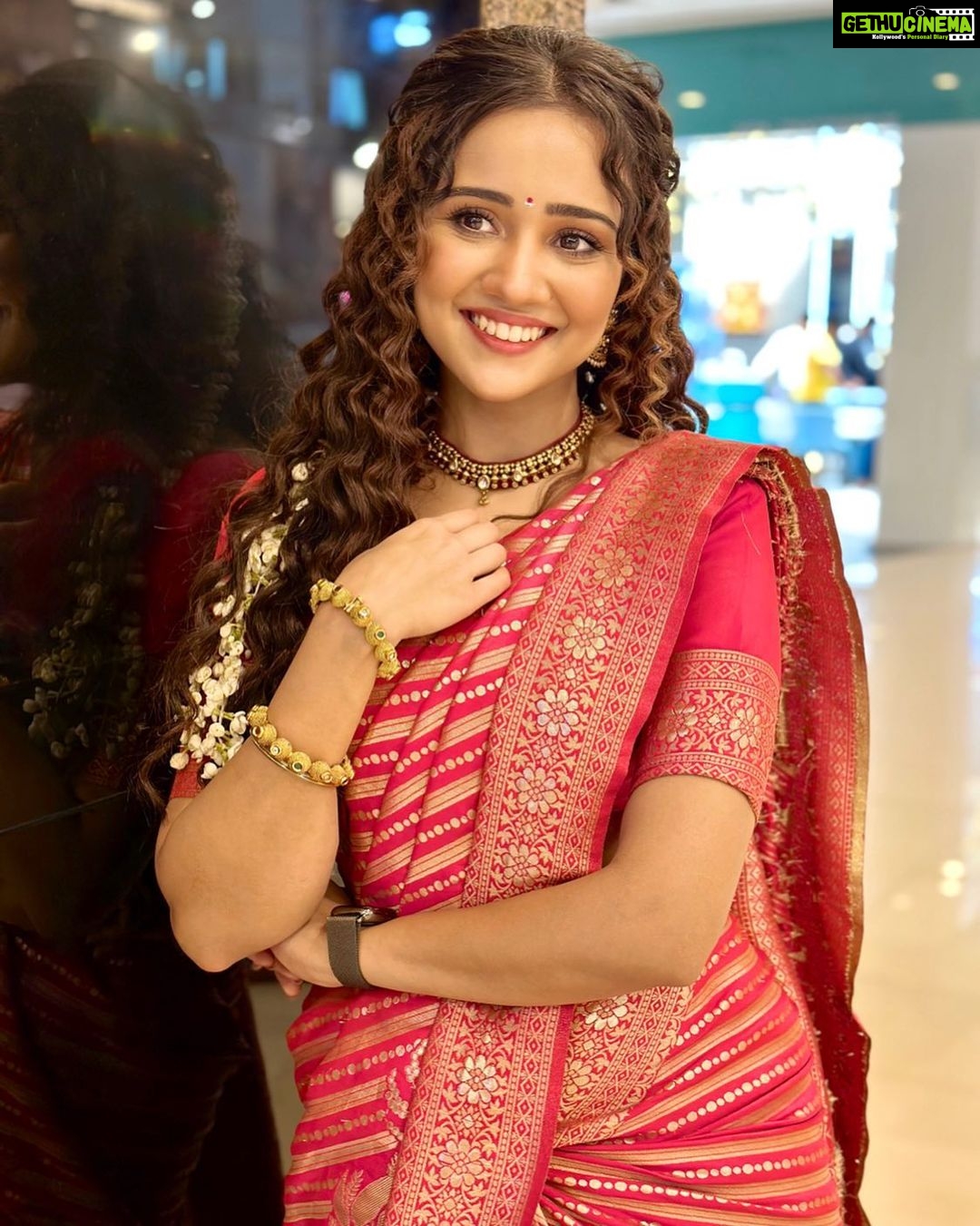 Ashi Singh Instagram - रातें गिन के नींदें बुन के चीज़ क्या है हम ने जानी तेरे सुर का साज़ बन के होती क्या है रागदारी हम ने जानी 🦋