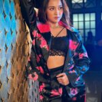 Ashi Singh Instagram - 🖤 . Styled by: @styleitupbyaashna Outfit by: @barrooni.in Hair & makeup - @nikitas_bridal_studio Location- @dotstudiosmumbai