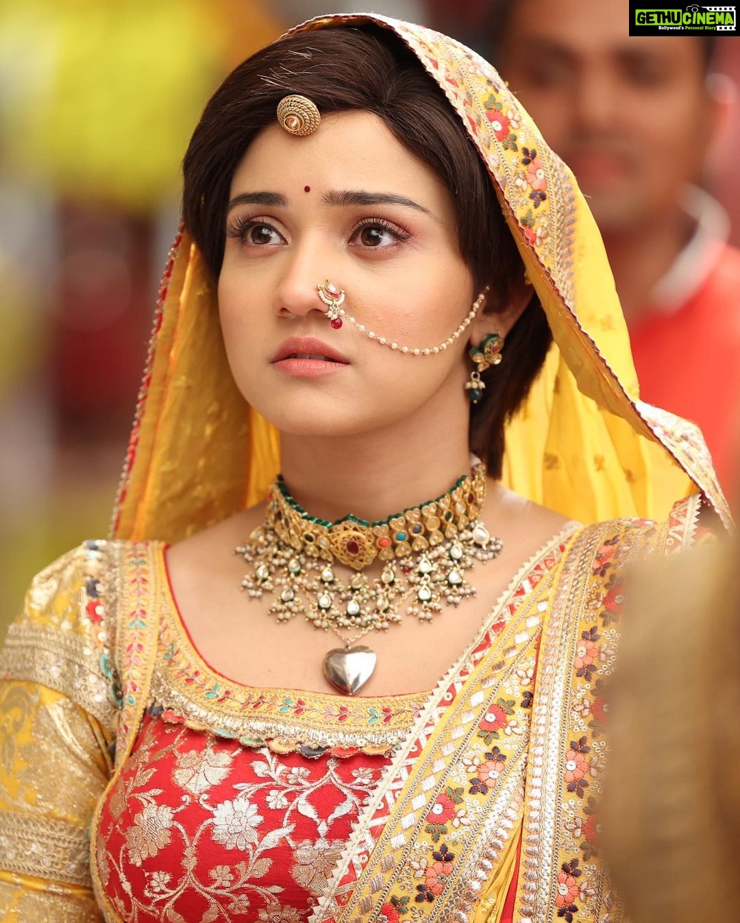 Ashi Singh Instagram - It’s impossible to sum up my Meet Hooda’s journey in words. In these wonderful two years I made tremendous and unforgettable memories…. from 1st day of look tests till the last day of shoot as MEET HOODA, I laughed until my sides hurt, cried until I could see straight, learned a lot, explored myself and the world around me, which had a lot to teach. MEET HOODA challenged me Everyday, I worked hard to make MEET “ THE MEET HOODA” everyday, MEET HOODA made me cry, made me laugh, confused me played with me, made me feel a little extra of emotions, she Irritated me, made me work harder, exhausted me but I have learnt a lot from her, I fall for her, MEET HOODA is unforgettable. She will be always in my & everyone’s memory ♥️ Thank you Meety for all the awards, achievements and appreciation that you got me ♥️ GOOD bye Meet Hooda (Meety) we had an immensely great journey 👏🏻 . #AshiSingh #AshiSinghAsMeet #MeetOnZeeTV #MeetBadlegiDuniyaKiReet