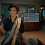 Ashi Singh Instagram - Remote ki iss baazi mein bhale hi Manmeet jeeta ho, lekin entertainment ki baazi mein toh main hi jeetungi! Dekhiye apne saare favorite TV shows jaha hoga #EntertainmentNotOut, sirf ZEE5 par, woh bhi bilkul free. @zee5shows @i_shagunofficial