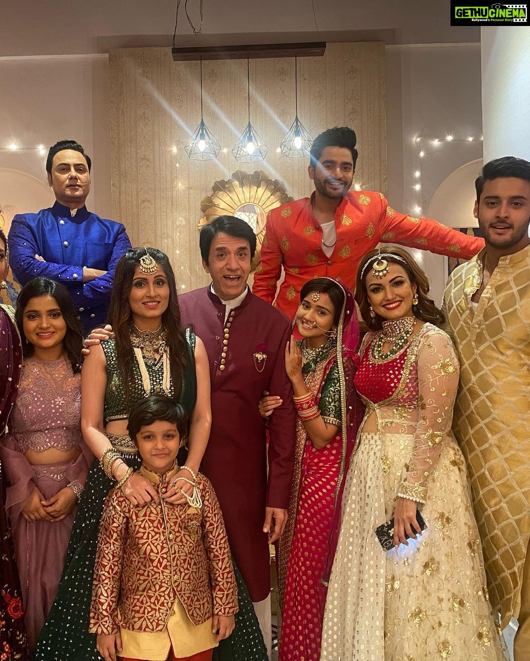 Ashi Singh Instagram - It’s impossible to sum up my Meet Hooda’s journey in words. In these wonderful two years I made tremendous and unforgettable memories…. from 1st day of look tests till the last day of shoot as MEET HOODA, I laughed until my sides hurt, cried until I could see straight, learned a lot, explored myself and the world around me, which had a lot to teach. MEET HOODA challenged me Everyday, I worked hard to make MEET “ THE MEET HOODA” everyday, MEET HOODA made me cry, made me laugh, confused me played with me, made me feel a little extra of emotions, she Irritated me, made me work harder, exhausted me but I have learnt a lot from her, I fall for her, MEET HOODA is unforgettable. She will be always in my & everyone’s memory ♥️ Thank you Meety for all the awards, achievements and appreciation that you got me ♥️ GOOD bye Meet Hooda (Meety) we had an immensely great journey 👏🏻 . #AshiSingh #AshiSinghAsMeet #MeetOnZeeTV #MeetBadlegiDuniyaKiReet