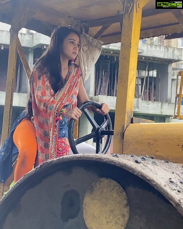 Ashi Singh Instagram - It’s impossible to sum up my Meet Hooda’s journey in words. In these wonderful two years I made tremendous and unforgettable memories…. from 1st day of look tests till the last day of shoot as MEET HOODA, I laughed until my sides hurt, cried until I could see straight, learned a lot, explored myself and the world around me, which had a lot to teach. MEET HOODA challenged me Everyday, I worked hard to make MEET “ THE MEET HOODA” everyday, MEET HOODA made me cry, made me laugh, confused me played with me, made me feel a little extra of emotions, she Irritated me, made me work harder, exhausted me but I have learnt a lot from her, I fall for her, MEET HOODA is unforgettable. She will be always in my & everyone’s memory ♥️ Thank you Meety for all the awards, achievements and appreciation that you got me ♥️ GOOD bye Meet Hooda (Meety) we had an immensely great journey 👏🏻 . #AshiSingh #AshiSinghAsMeet #MeetOnZeeTV #MeetBadlegiDuniyaKiReet
