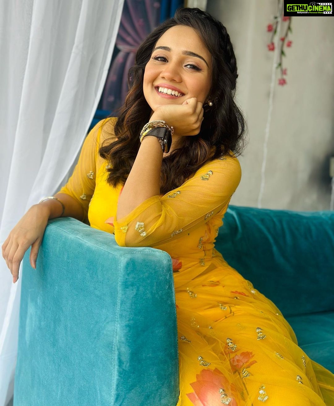 Ashi Singh Instagram - Hello post from SuMeet ♥️ Few days left. Keeping watching Meet on ZeeTV mon-sunday 7pm. . #AshiSingh #AshiSinghAsMeet #AshiAsSumeet #MeetOnZeeTV #MeetBadlegiDuniyaKiReet