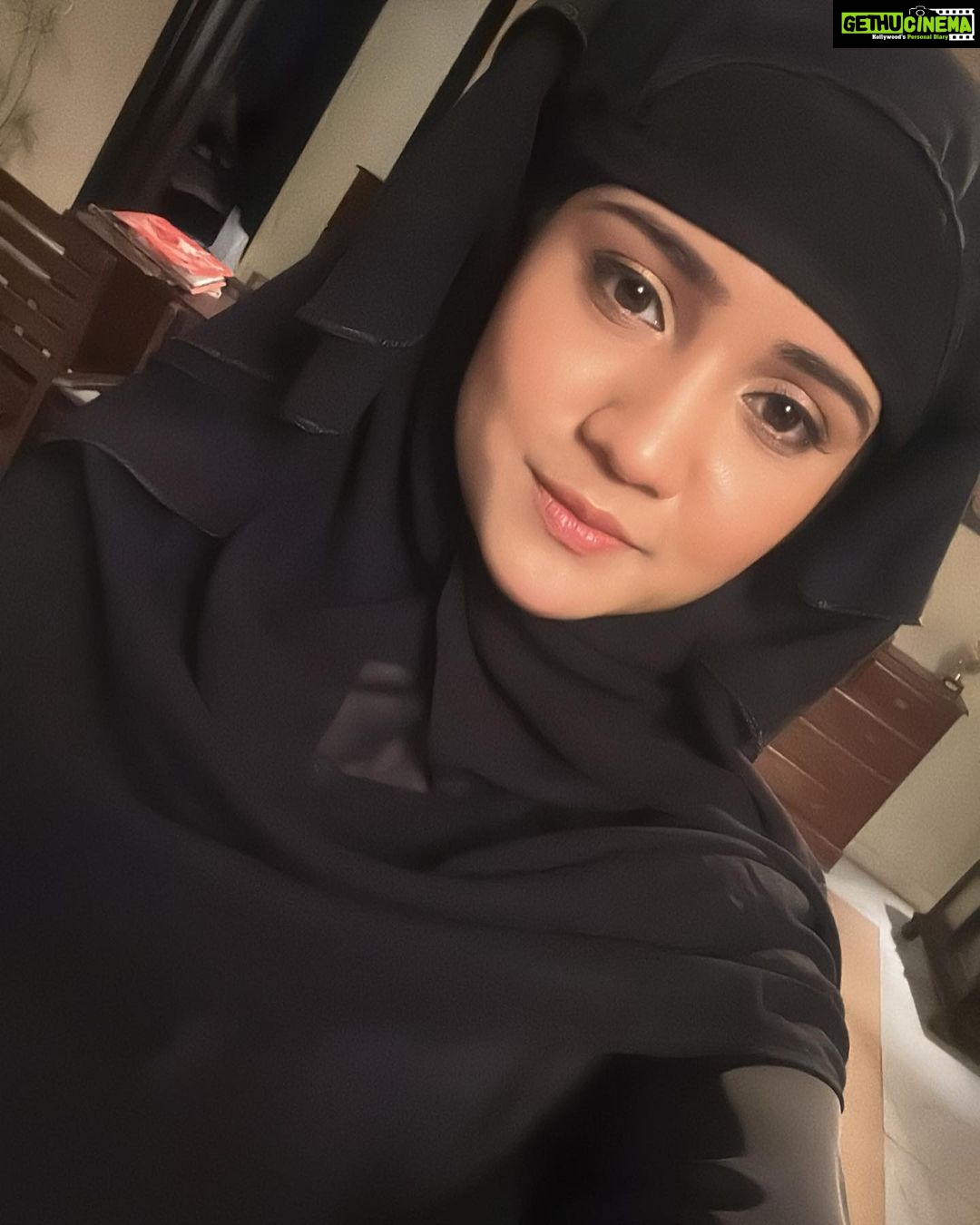 Ashi Singh Instagram - As-salamu alaykum . #Meet #MeetHooda #MeetOnZeeTV #Burkha #Selfie #SelfiePost