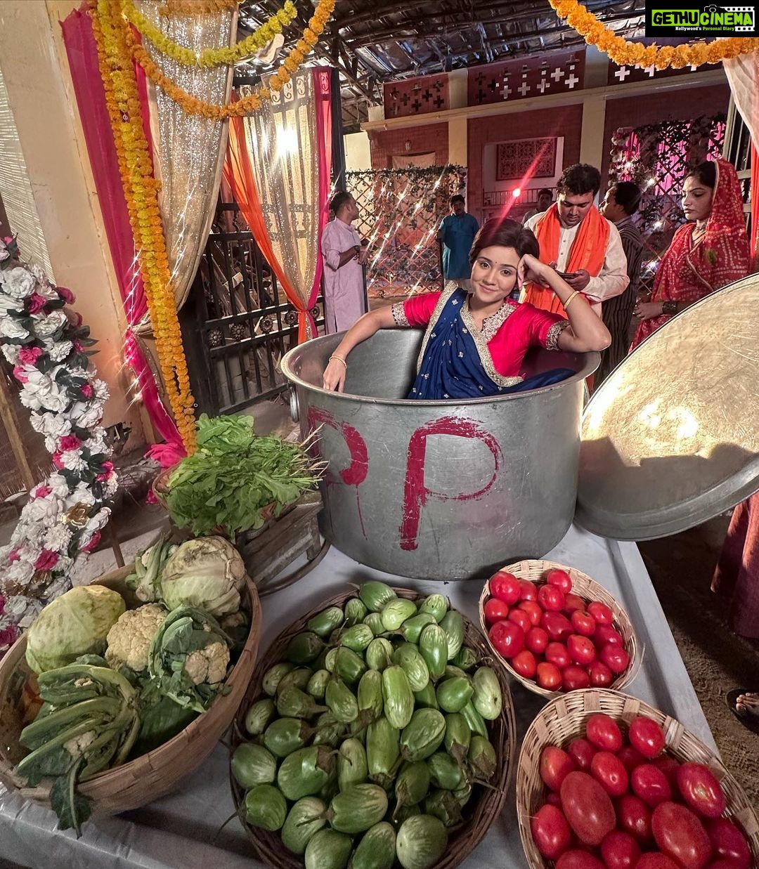 Ashi Singh Instagram - Meet kuch bhi karti hai 😅. Konsi bhaaji banegi isse ?? 🤔 .