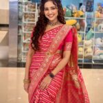 Ashi Singh Instagram - 🌺 . Hair by- @kumarirani860 Make up by- @karlekarvinayak . #SouthIndianLook #SouthIndianSaree