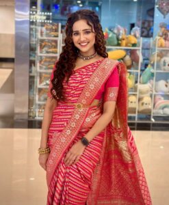 Ashi Singh Instagram - 🌺
.

Hair by- @kumarirani860 
Make up by- @karlekarvinayak 

.
#SouthIndianLook #SouthIndianSaree