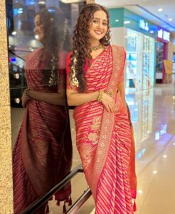 Ashi Singh Instagram - 🌺
.

Hair by- @kumarirani860 
Make up by- @karlekarvinayak 

.
#SouthIndianLook #SouthIndianSaree