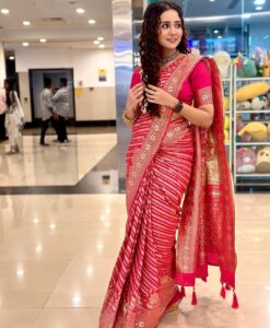 Ashi Singh Instagram - 🌺 . Hair by- @kumarirani860 Make up by- @karlekarvinayak . #SouthIndianLook #SouthIndianSaree