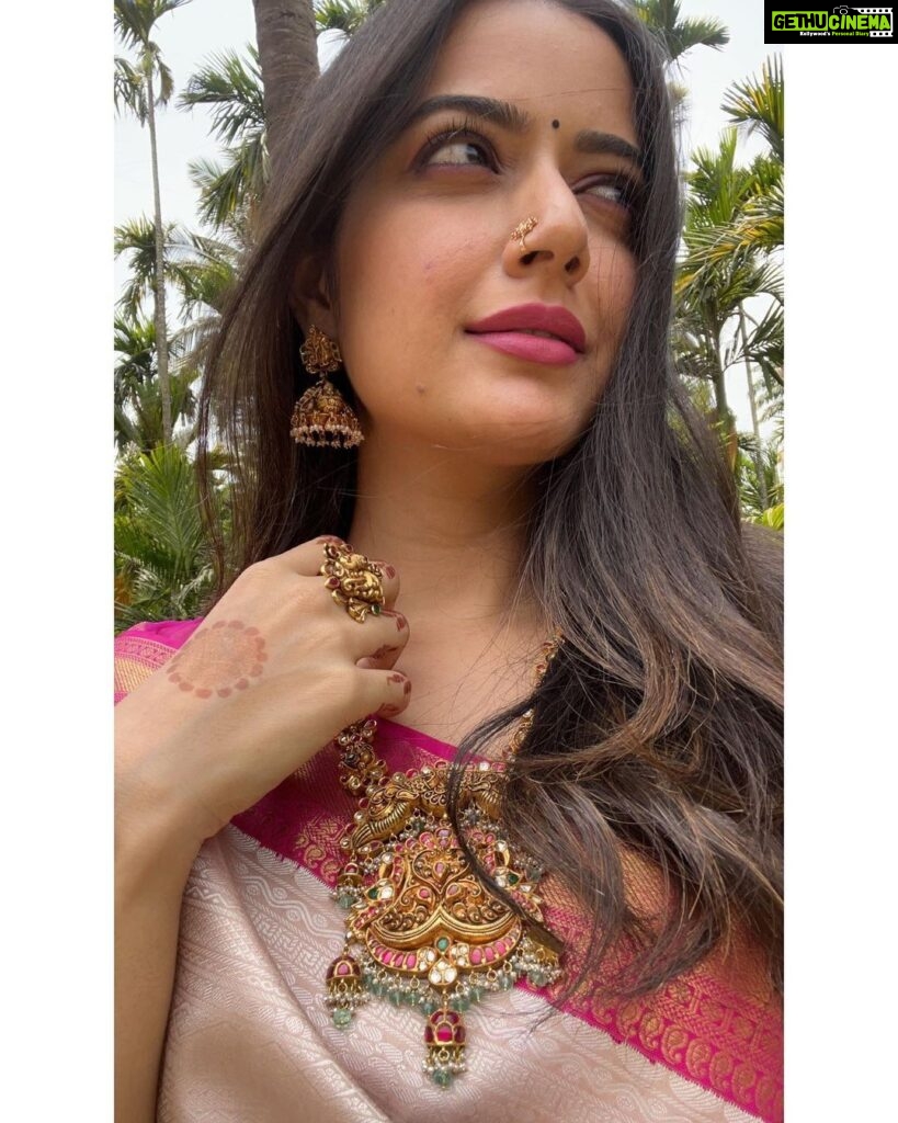 Ashika Ranganath Instagram - Wedding shenanigans ✨ Jewellery @abarantimelessjewellery Nose pin @aahaana_mooguthii Blouse @anyracouture Bangalore, India