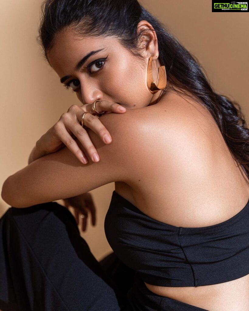 Ashika Ranganath Instagram - Cover Shoot for @tulipmag Shot by : @theportraitstudio_tps Hair & Makeup- @dileep_mua @bunnu_95 Stylist : @manogna_gollapudi Asst Stylist : @stylefiles_bydeepikareddy @styledbysashi