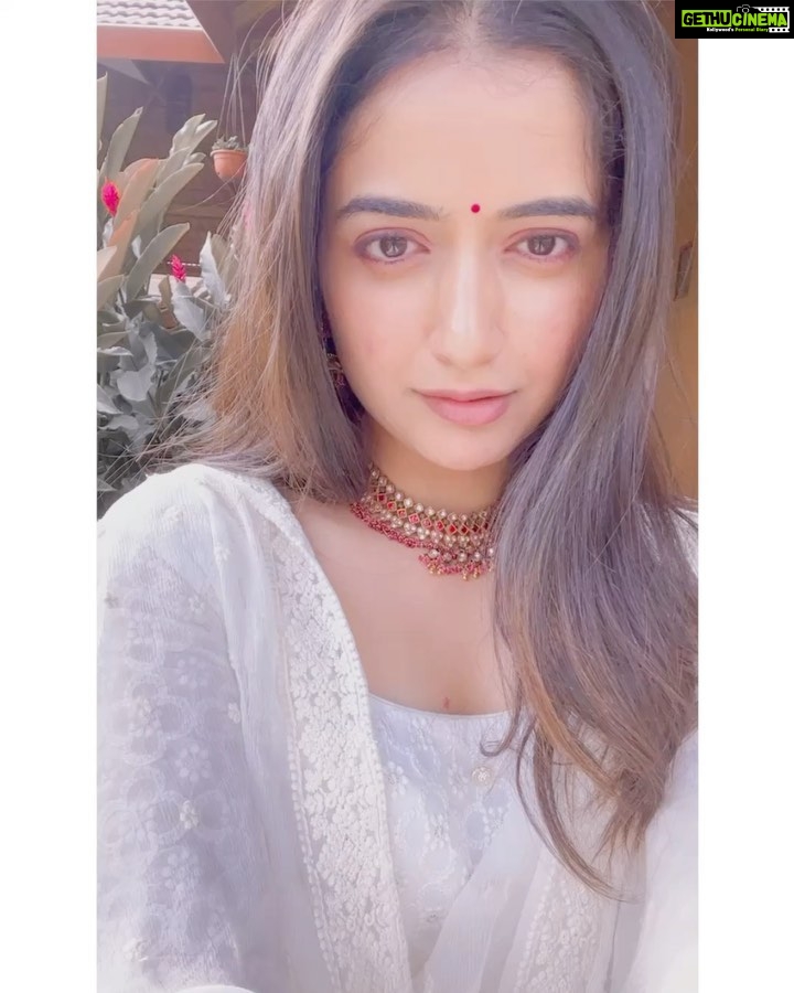 Ashika Ranganath Instagram - Swipe left to see the look when I realised it was a video while I was trying to pose for a picture 🙊🤍