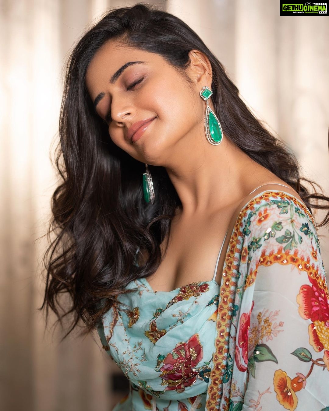 Ashika Ranganath Instagram - Outfit @mahimamahajanofficial Styling @manogna_gollapudi Jewellery @houseofqc Make up @sminkupofficial Hair @thimmappa180 Photographer @chinthuu_klicks