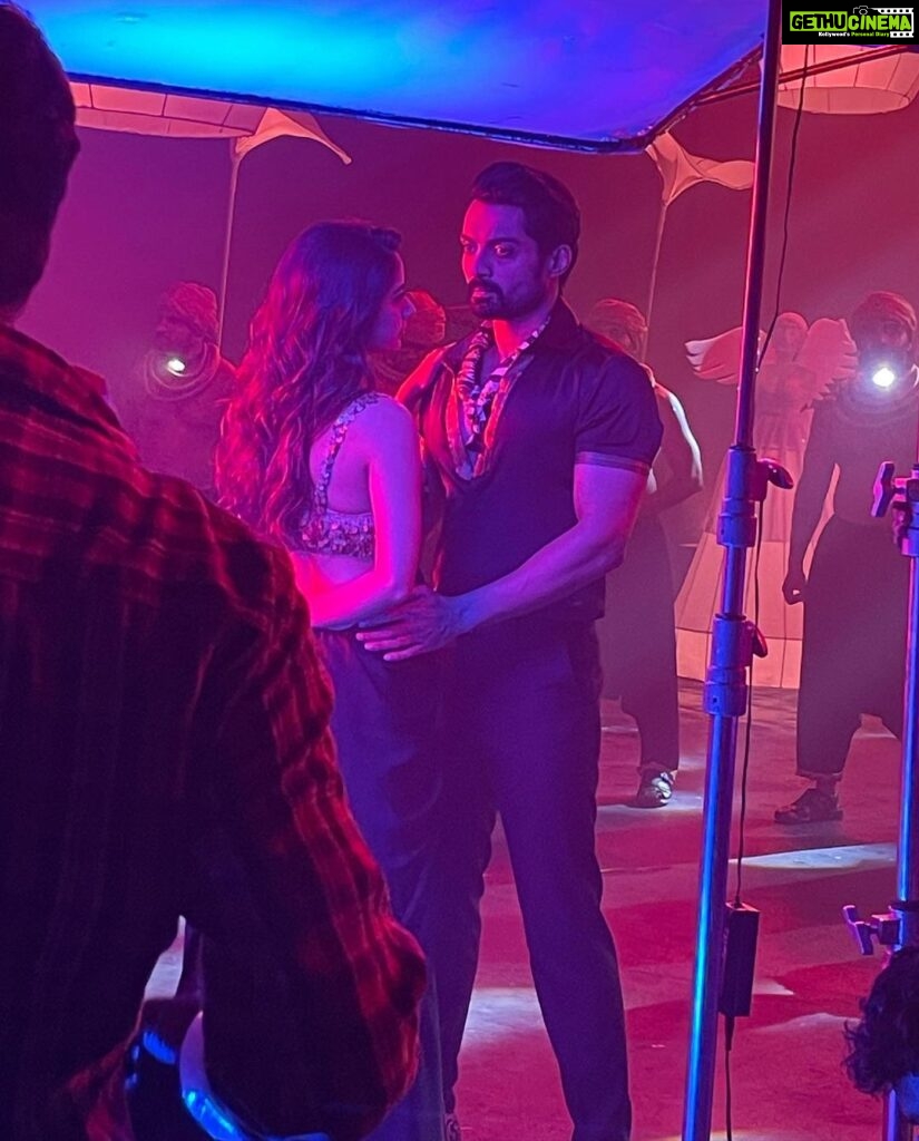Ashika Ranganath Instagram - BTS of Evergreen #ennoratrulosthayi song! From stressful night schedules to flying in the song (with a harness of course), endless costume trials & rehearsals.. Everything was worth it for the love we are receiving (especially for the song) now! I’d like to thank Kalyan sir for being a marvellous co-star, Shobi master & team for a wonderful choreography, Ashwin & Rajesh for the beautiful costumes, @urjapatel_artistry & @paramesh_hairstylist for making me look great as usual & staying up all night & taking good care of me. @mythriofficial for the amazing production, set & making me part of this superb journey! Loved every bit of it! #Amigosintheatresnow