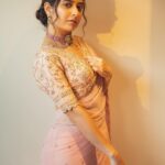 Ashika Ranganath Instagram - Team behind this look 🤍 Styling @manogna_gollapudi Saree @kavithaguttaofficial Jewelry @vajrjewels Make up @sminkupofficial Hair @thimmappa180 Photographer @the_pixel_farmer #Amigos #prereleaseevent