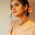 Ashika Ranganath Instagram - Team behind this look 🤍 Styling @manogna_gollapudi Saree @kavithaguttaofficial Jewelry @vajrjewels Make up @sminkupofficial Hair @thimmappa180 Photographer @the_pixel_farmer #Amigos #prereleaseevent