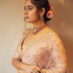 Ashika Ranganath Instagram - Team behind this look 🤍 Styling @manogna_gollapudi Saree @kavithaguttaofficial Jewelry @vajrjewels Make up @sminkupofficial Hair @thimmappa180 Photographer @the_pixel_farmer #Amigos #prereleaseevent