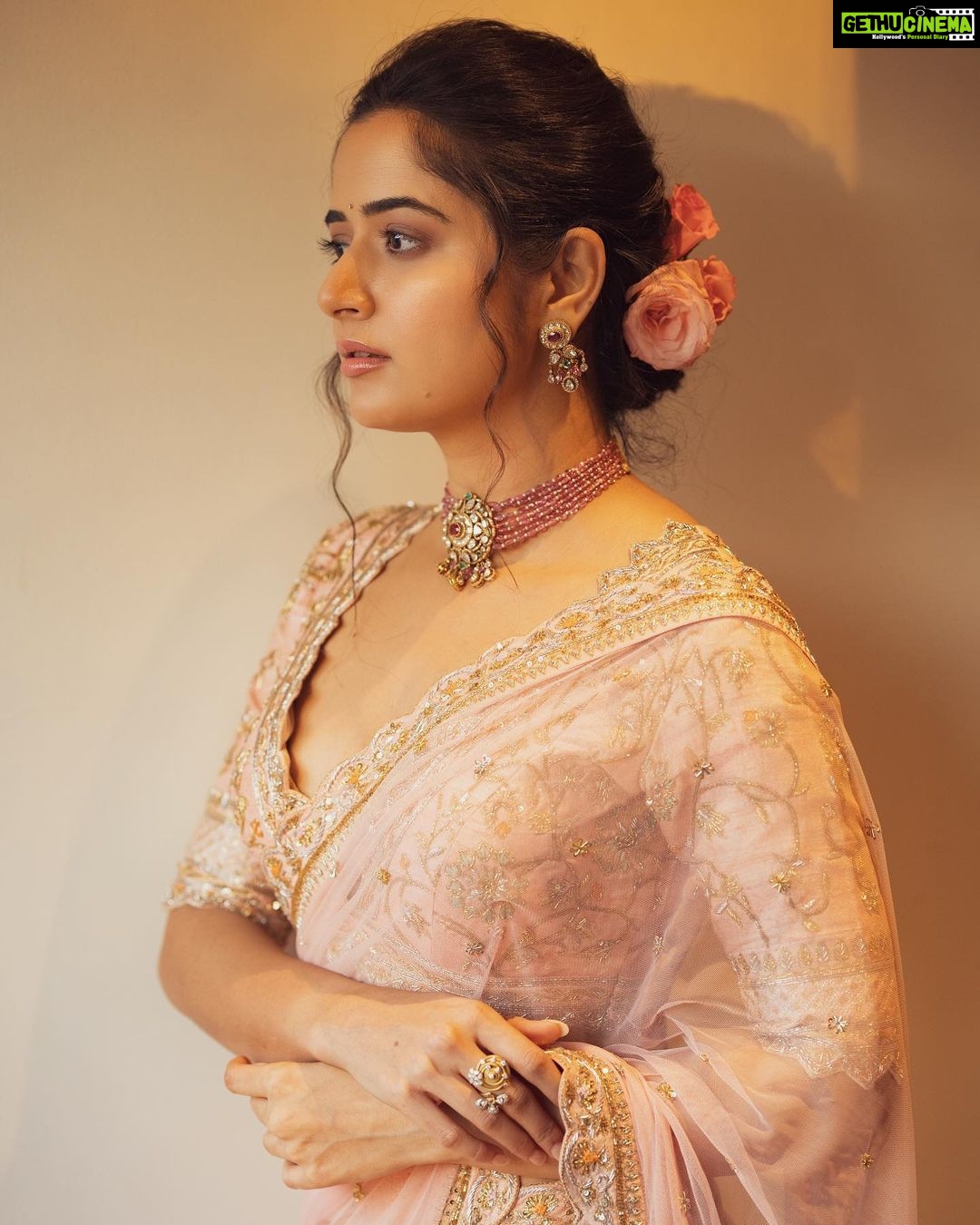 Ashika Ranganath Instagram - Team behind this look 🤍 Styling @manogna_gollapudi Saree @kavithaguttaofficial Jewelry @vajrjewels Make up @sminkupofficial Hair @thimmappa180 Photographer @the_pixel_farmer #Amigos #prereleaseevent