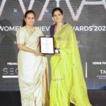 Ashika Ranganath Instagram - Thank you @kwaa_awards for the honours ♥️ This small appreciation makes me work harder & better 🙌🏻 Receiving it from @ashwinipuneeth.rajkumar ma’am was even more special ♥️ @spoorthi_vishwas You’re so much of energy & full of life.. Best wishes to you & the entire team of KWAA!