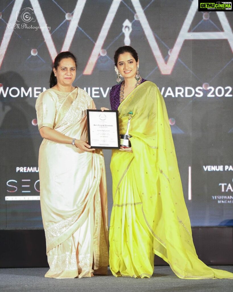 Ashika Ranganath Instagram - Thank you @kwaa_awards for the honours ♥️ This small appreciation makes me work harder & better 🙌🏻 Receiving it from @ashwinipuneeth.rajkumar ma’am was even more special ♥️ @spoorthi_vishwas You’re so much of energy & full of life.. Best wishes to you & the entire team of KWAA!