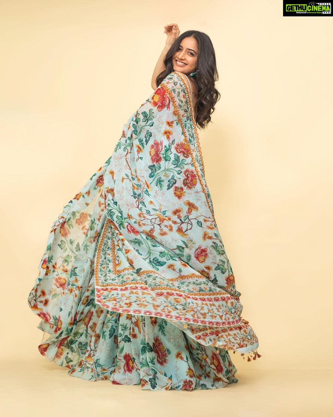 Ashika Ranganath Instagram - Outfit @mahimamahajanofficial Styling @manogna_gollapudi Jewellery @houseofqc Make up @sminkupofficial Hair @thimmappa180 Photographer @chinthuu_klicks