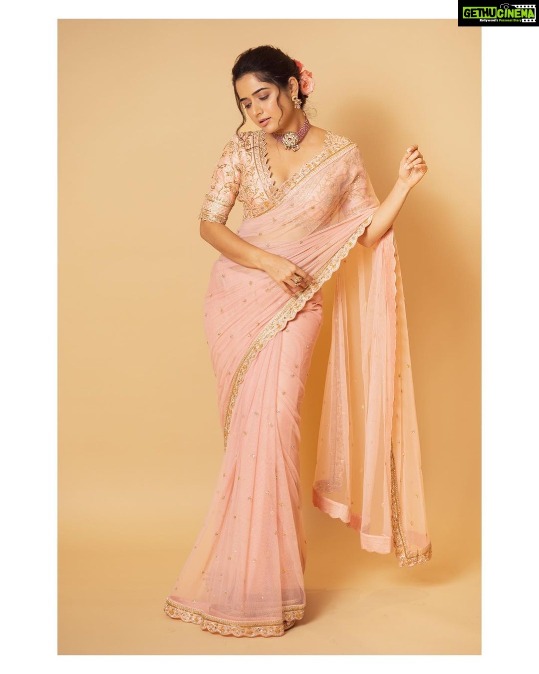 Ashika Ranganath Instagram - Team behind this look 🤍 Styling @manogna_gollapudi Saree @kavithaguttaofficial Jewelry @vajrjewels Make up @sminkupofficial Hair @thimmappa180 Photographer @the_pixel_farmer #Amigos #prereleaseevent