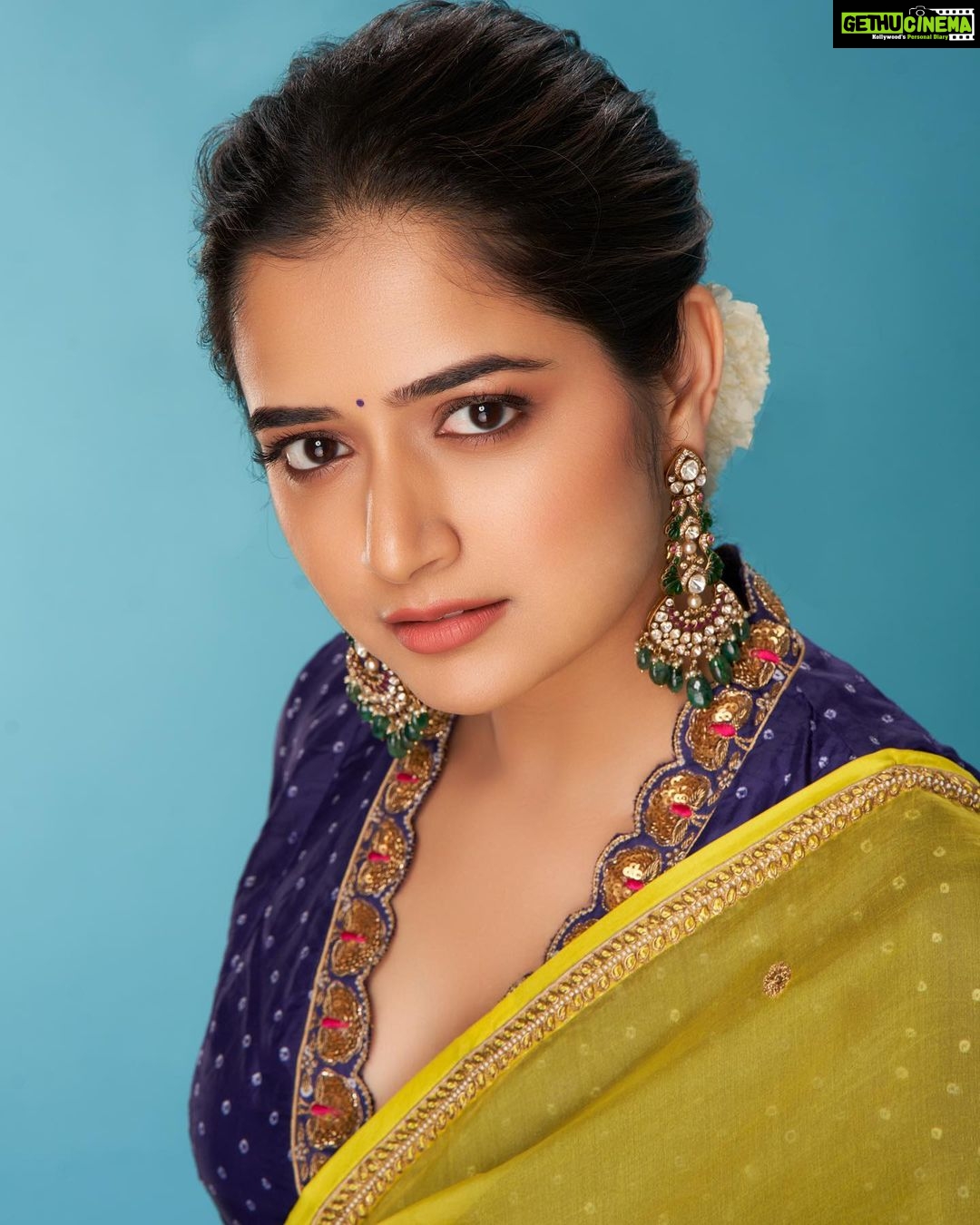 Ashika Ranganath Instagram - Happy new year 🥳 Wish you all a great successful 2023 🤍 Outfit : @raw_mango Styling : @tejukranthi @tejaswinikranthistylefiles Assistant styling : @khushi_jagadisha Accessories : @abarantimelessjewellery Make up : @abhilasha_kulkarni Hair : @harshasingh512 Shot by : @sandeep.mv @_sunburstt_ Location : mv @_sunburstt_