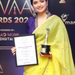 Ashika Ranganath Instagram - Thank you @kwaa_awards for the honours ♥️ This small appreciation makes me work harder & better 🙌🏻 Receiving it from @ashwinipuneeth.rajkumar ma’am was even more special ♥️ @spoorthi_vishwas You’re so much of energy & full of life.. Best wishes to you & the entire team of KWAA!