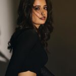 Ashika Ranganath Instagram - Confused.. 1 or 2??